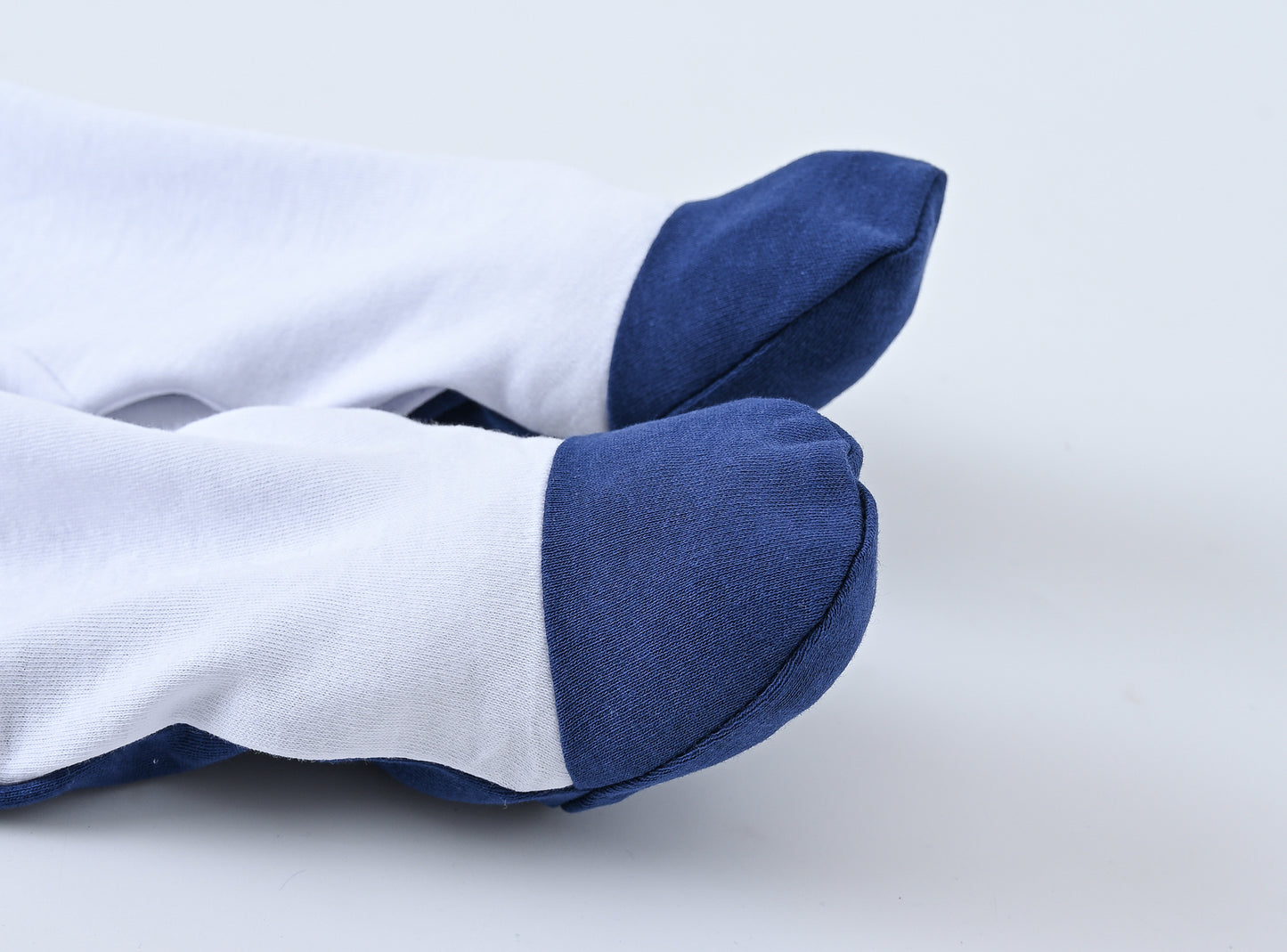 Strampler KUSCHELBÄR mit Füßen auf titchytastic.com
