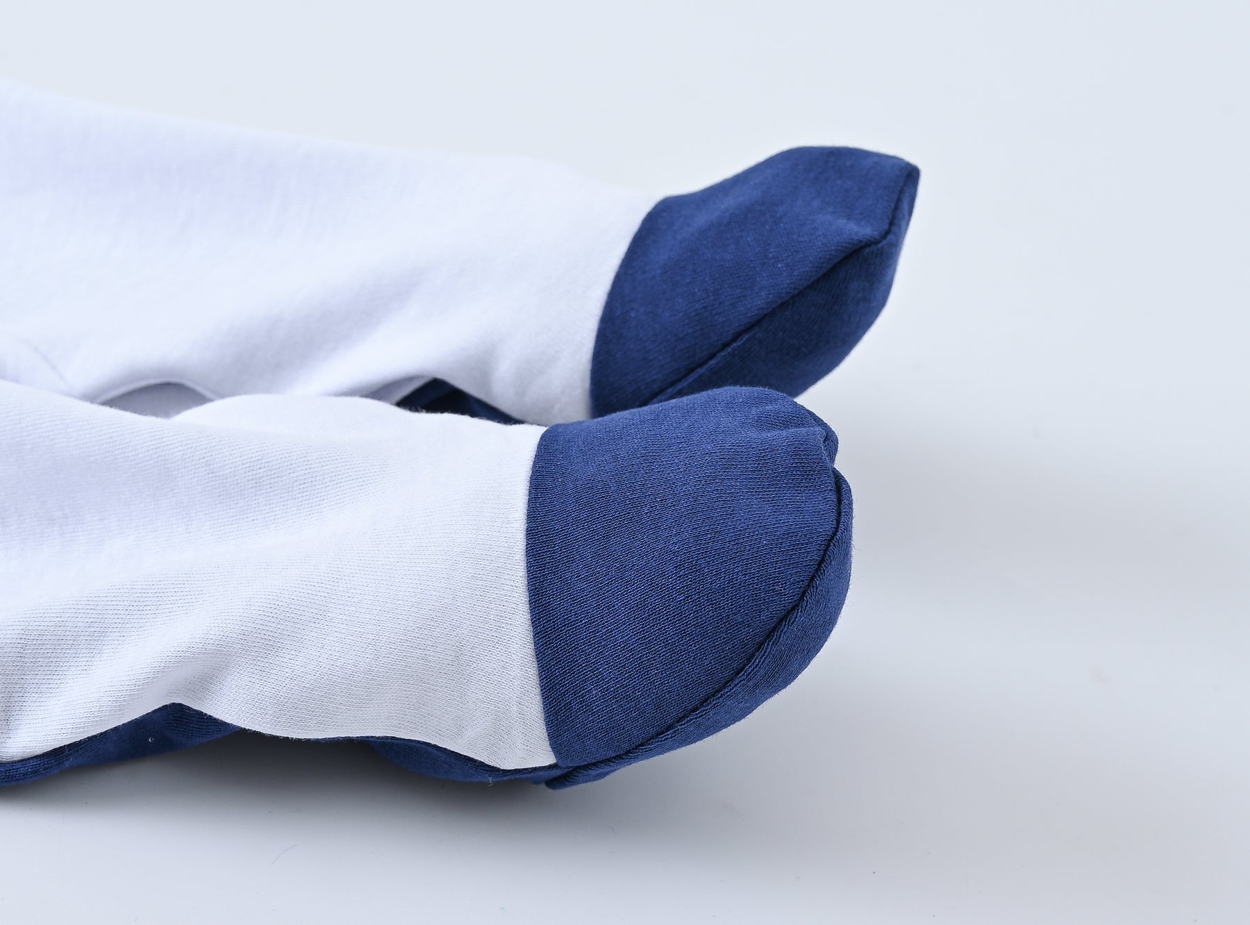 Strampler KUSCHELBÄR mit Füßen auf titchytastic.com